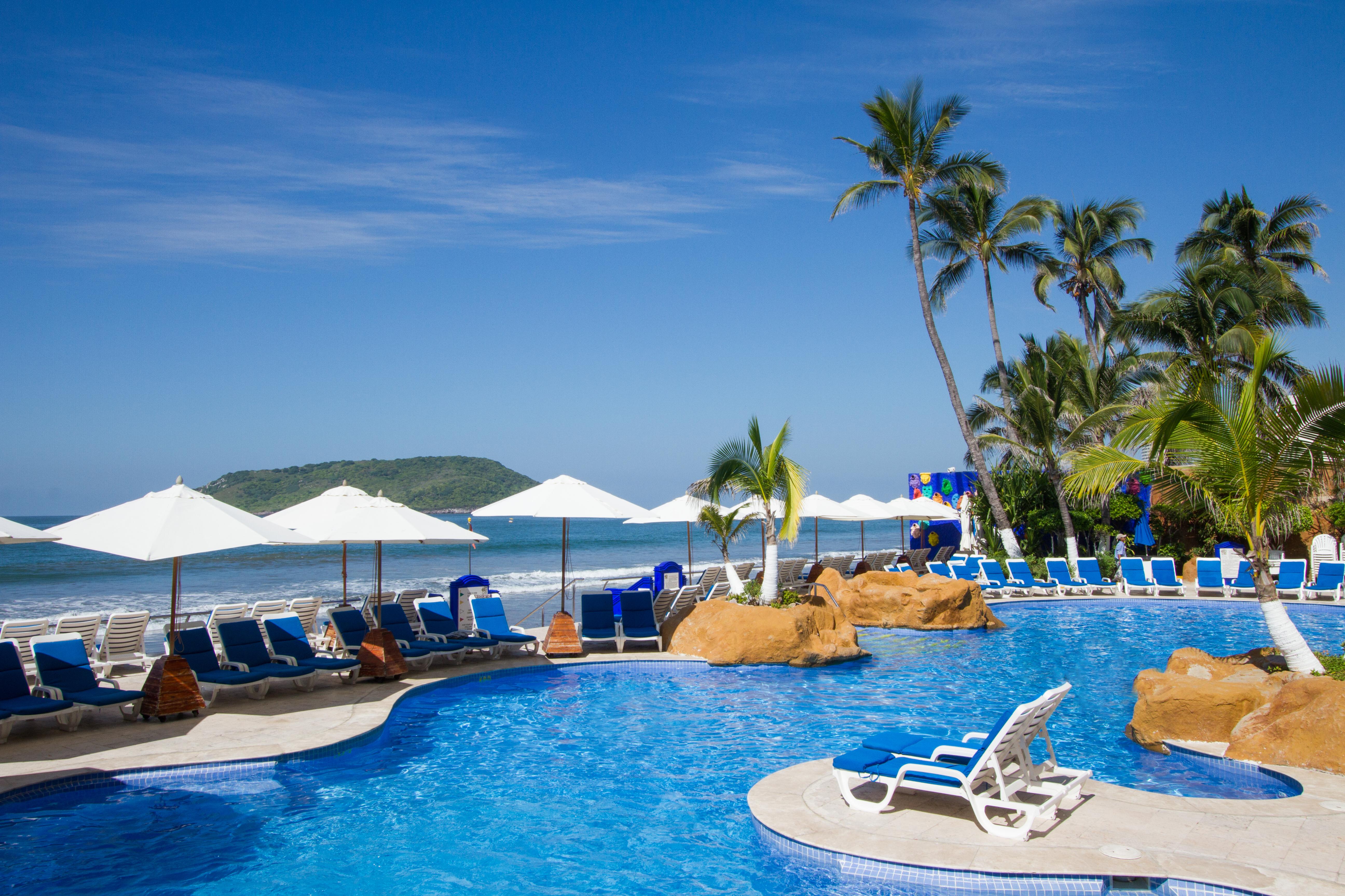 Royal Villas Resort Mazatlán Exteriér fotografie A swimming pool at a resort in Phuket, Thailand