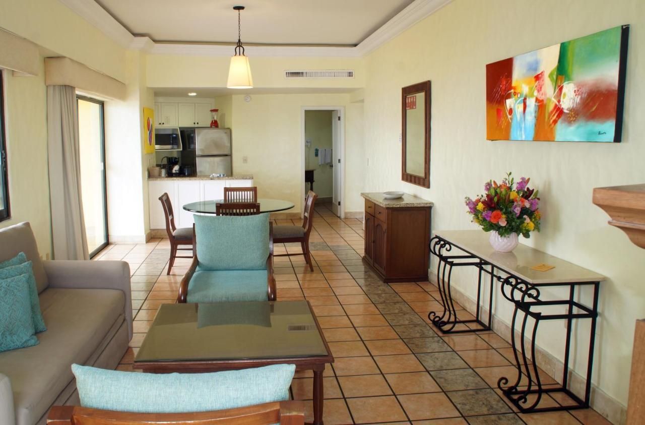 Royal Villas Resort Mazatlán Exteriér fotografie A typical living room at the Grand Hyatt