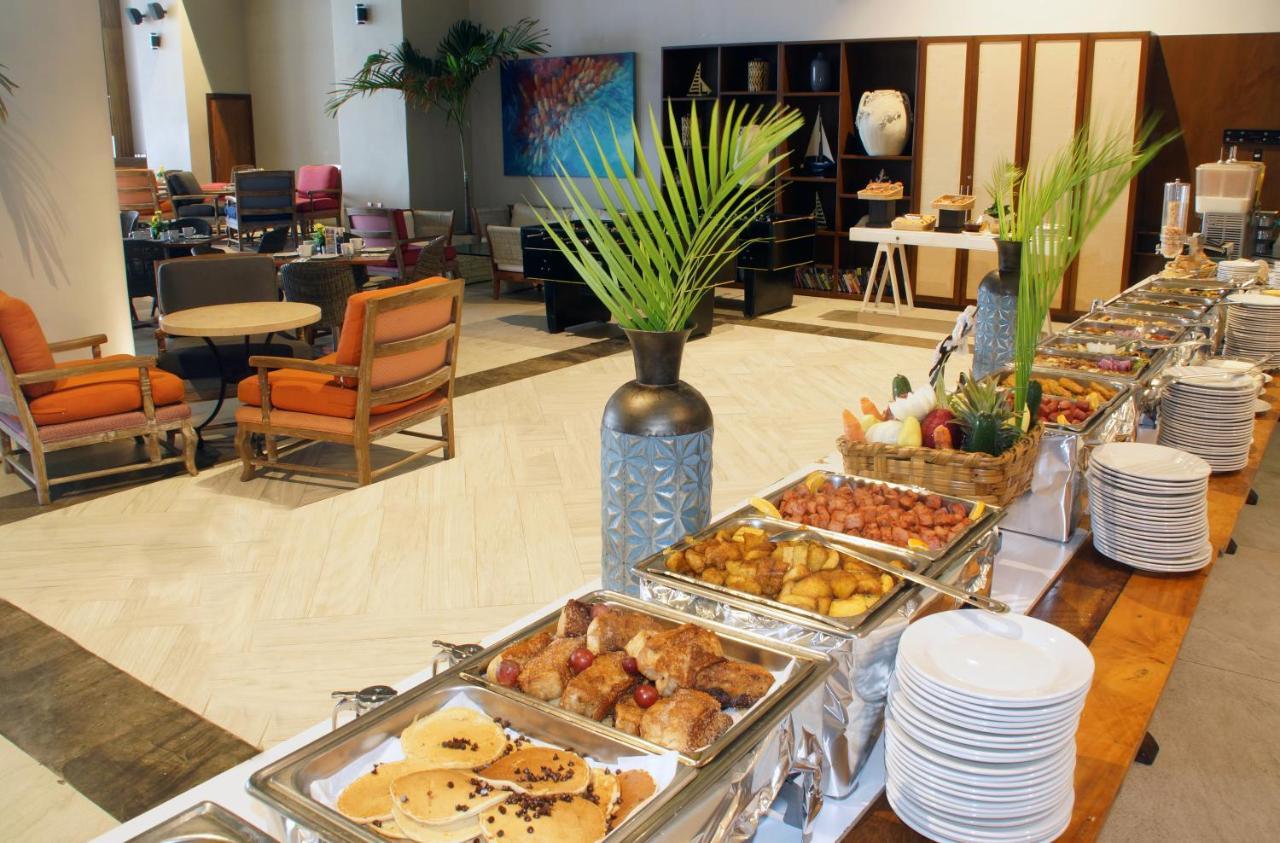 Royal Villas Resort Mazatlán Exteriér fotografie A buffet at a hotel