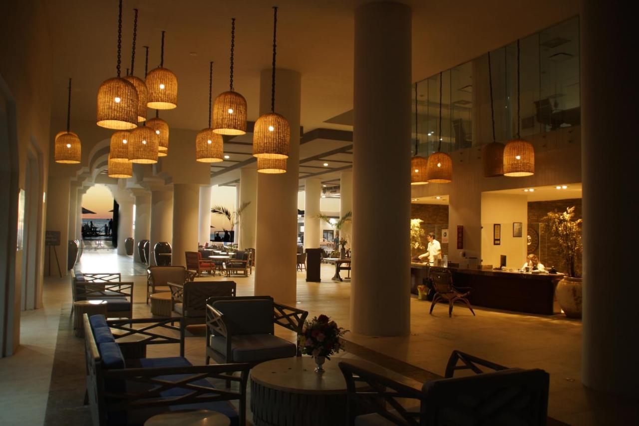 Royal Villas Resort Mazatlán Exteriér fotografie The lobby of the hotel