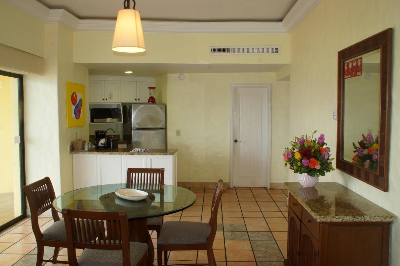 Royal Villas Resort Mazatlán Exteriér fotografie A typical kitchen in a hotel