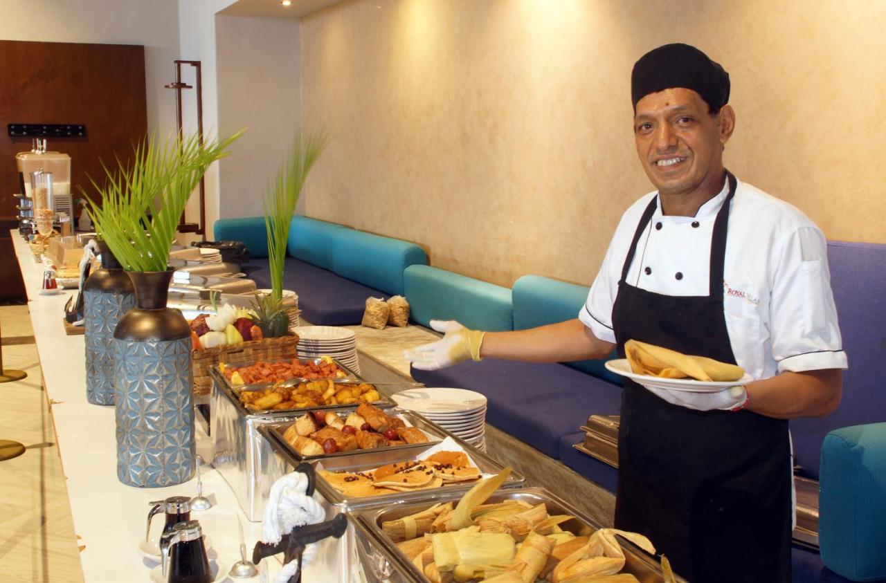 Royal Villas Resort Mazatlán Exteriér fotografie A chef at a buffet