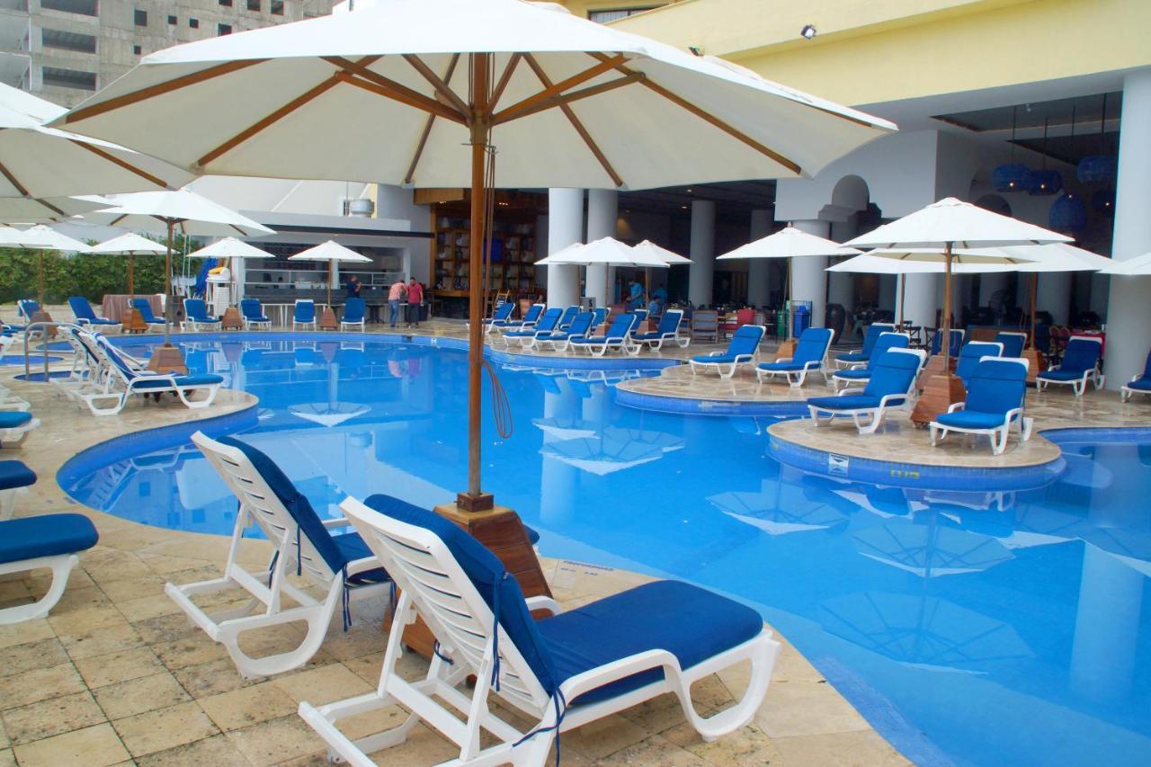 Royal Villas Resort Mazatlán Exteriér fotografie A pool at a resort