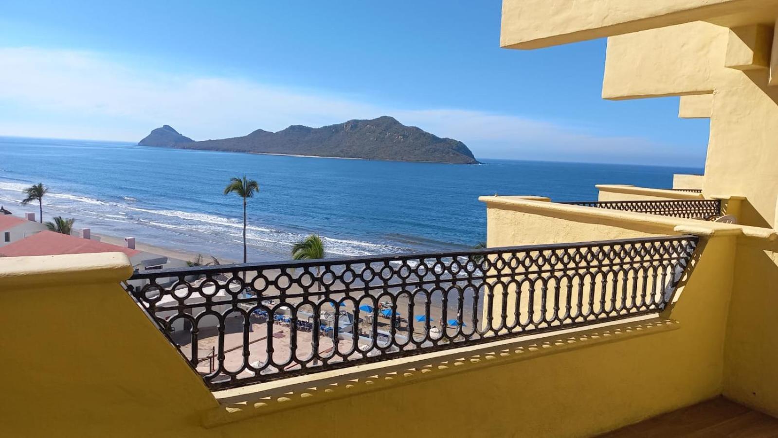 Royal Villas Resort Mazatlán Exteriér fotografie View of the island from the mainland