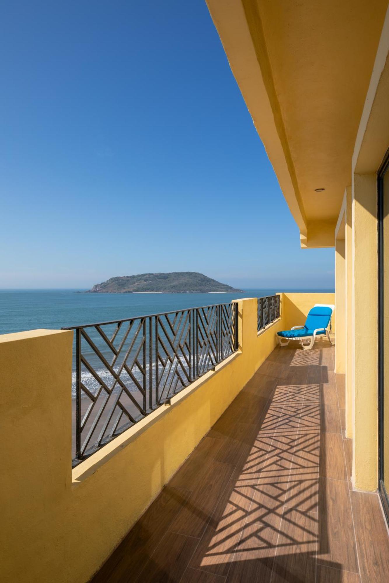 Royal Villas Resort Mazatlán Exteriér fotografie View of the island from the coast of Acapulco